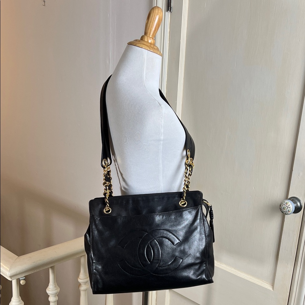 CHANEL • Authentic Vintage Shoulder Bag - Picture 11 of 12